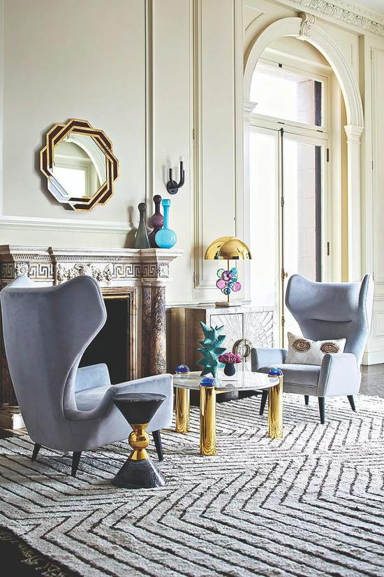 Jonathan Adler 设计的 Globo 系列矮桌和灯,以彩色丙烯为原材料