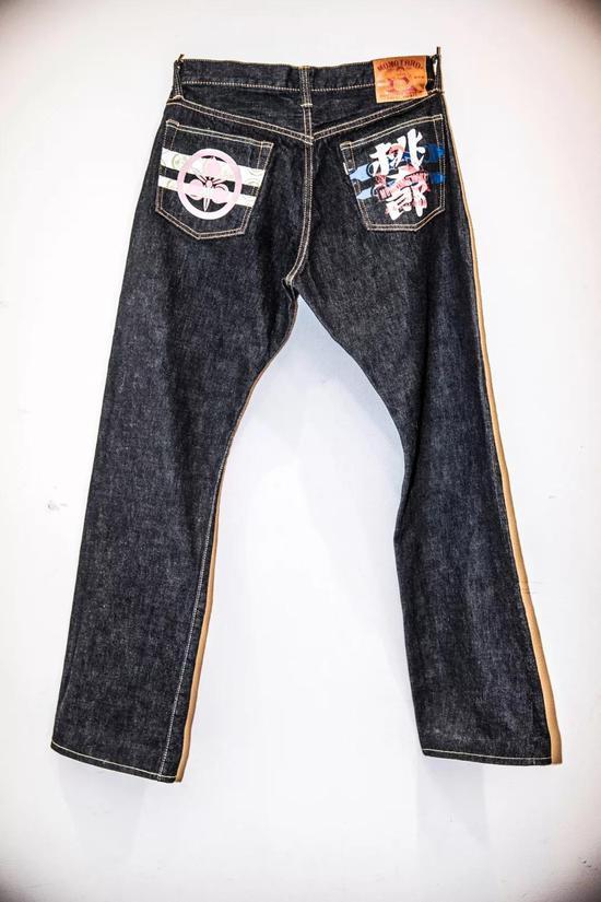 ■ 桃太郎牛仔裤的当家产品“出阵系列”。