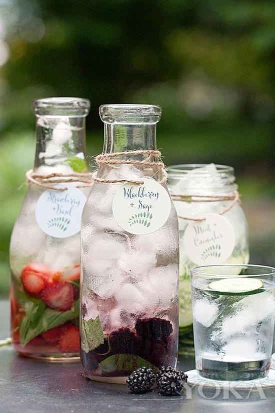 简单的冰苏打水+水果,立刻就感觉很美味 图片来自countryliving.com