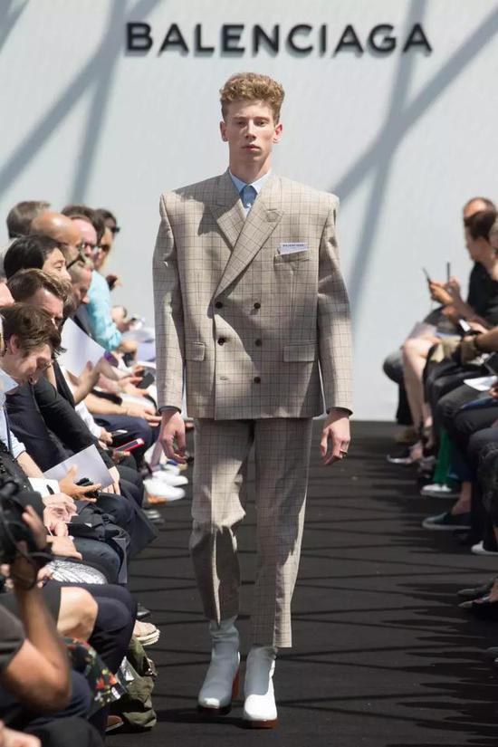 Balenciaga 2017 年春夏系列