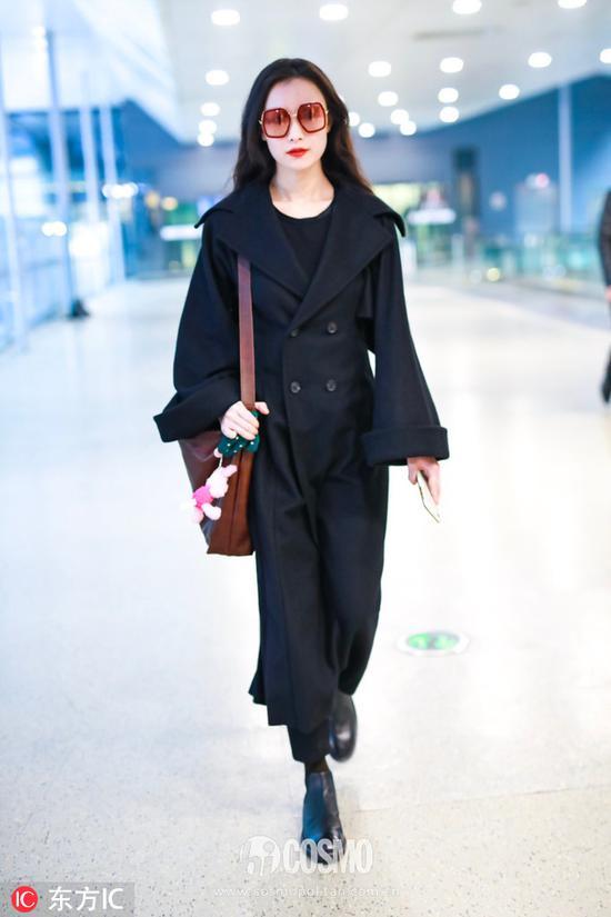 大衣:Yohji Yamamoto墨镜:Gucci