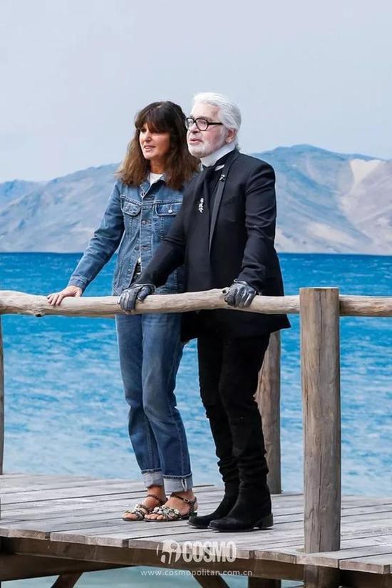 香奈儿创意工作室总监Virginie Virard (左)与Karl Lagerfeld(右)