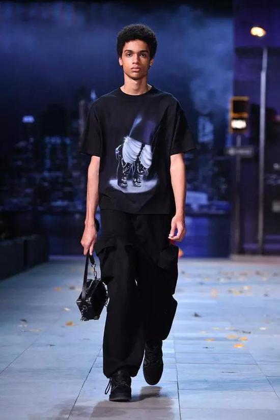 图为Louis Vuitton 2019秋冬系列以Michael Jackson为灵感的T恤,目前集团决定停产有关产品