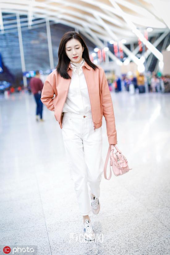 江疏影皮夹克:Tod‘s牛仔裤:Claudie Pierlot手袋:Tod’s运动鞋:Tod‘s