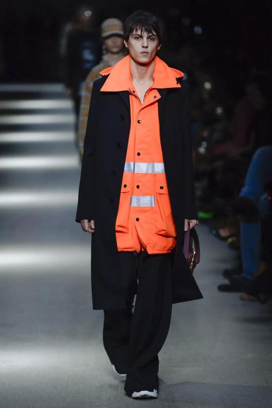 左:Heron Preston Fall 2018 Menswear 右:Burberry Fall 2018 Menswear