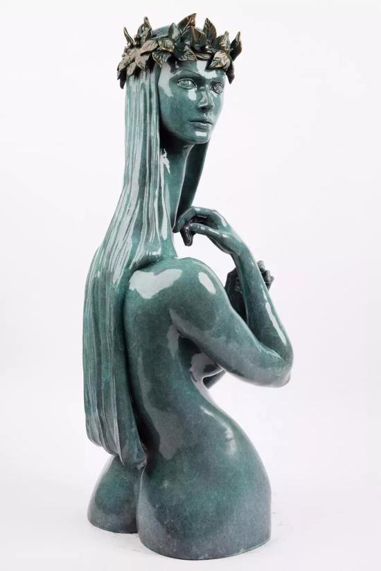 作品名称:《高等动物之叶冠女子》 作品尺寸:80x34x31cm 作品材质:青铜,12# 创作时间:2017年