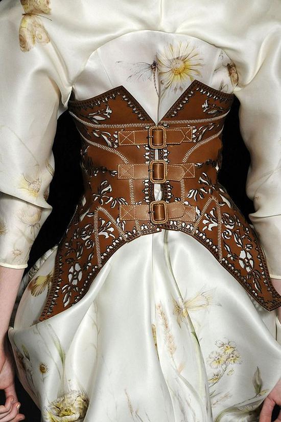 Alexander McQueen 2009春夏系列 图片来源:Vogue