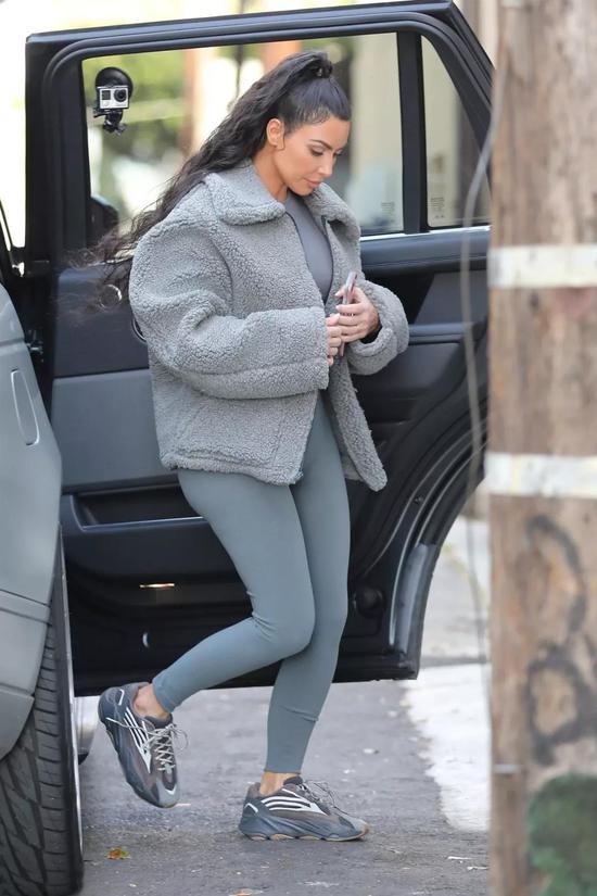 Kim Kardashian 穿着 Yeezy Boost 700