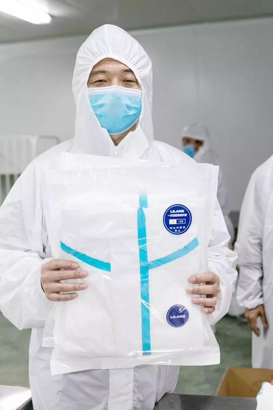 上图:利郎研发的医用防护服