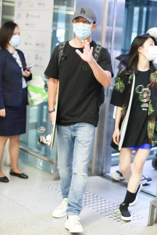 6月25日黄轩现身上海机场