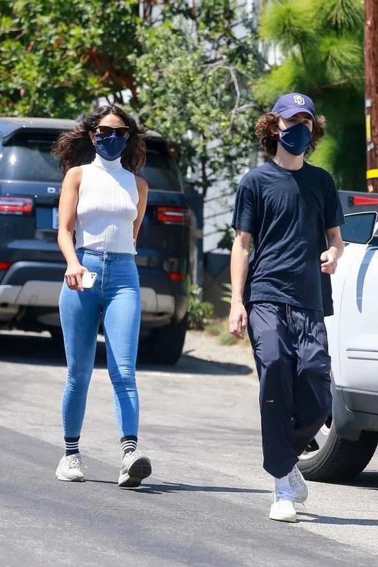 6月28日Timothée Chalamet和Eiza Gonzalez现身洛杉矶
