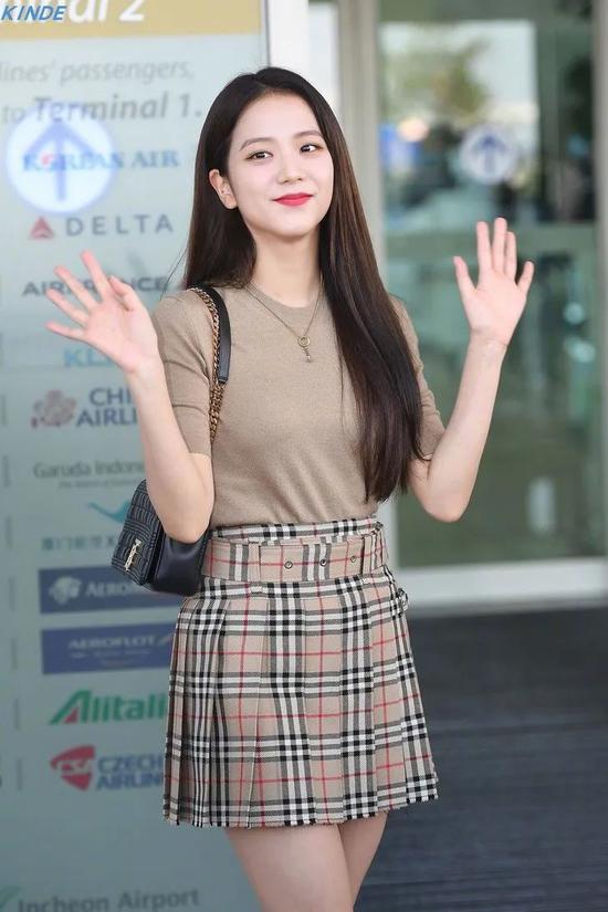 Jisoo 百褶裙:Burberry