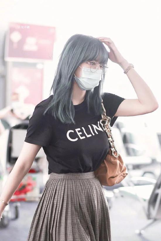 程潇 百褶裙:CELINE