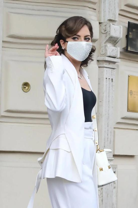 套装:Max Mara 鞋:Pleaser 包:Valentino