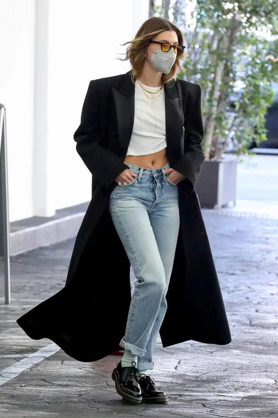 外套:Magda Butrym 牛仔裤:Acne Studios 包:Saint Laurent 鞋:Dr Martens