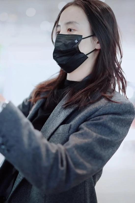 短靴:MCQ 包:Burberry