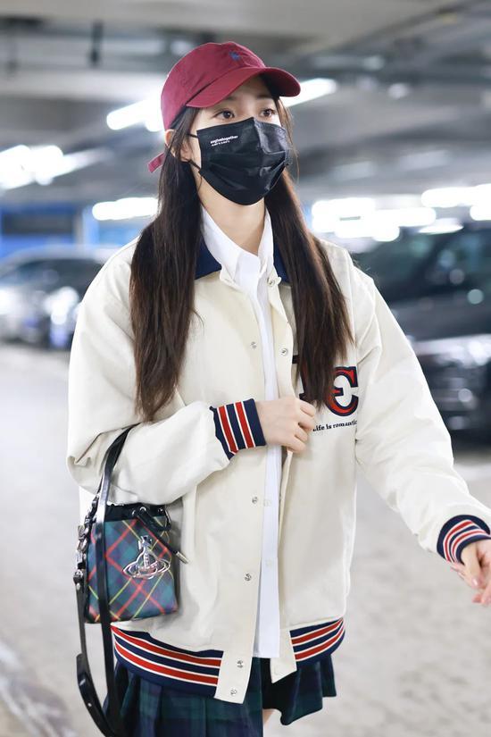 夹克:Romantic Crown 短裙:Brandy Melville 格纹包:Vivienne Westwood 黑包:Givenchy