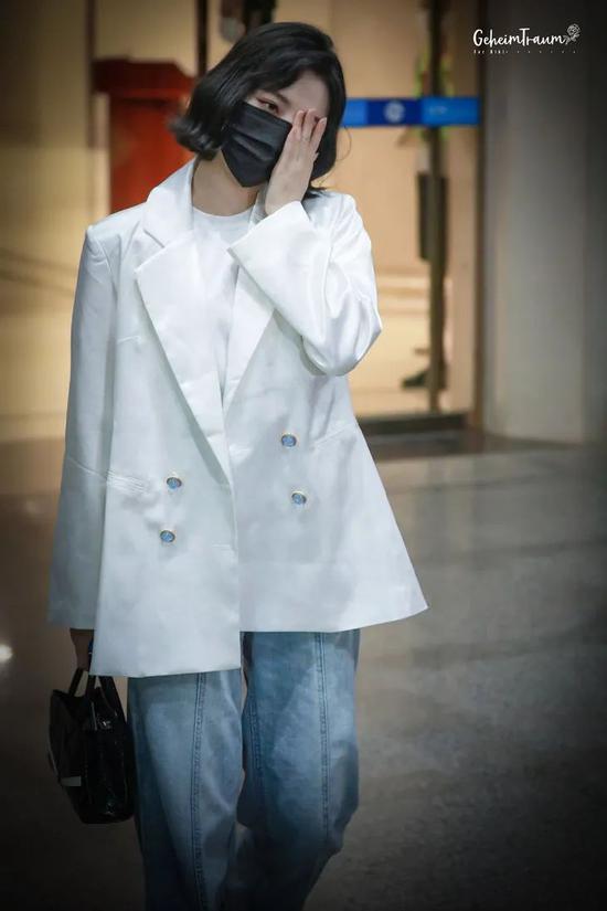 许佳琪 西服:DFLondon