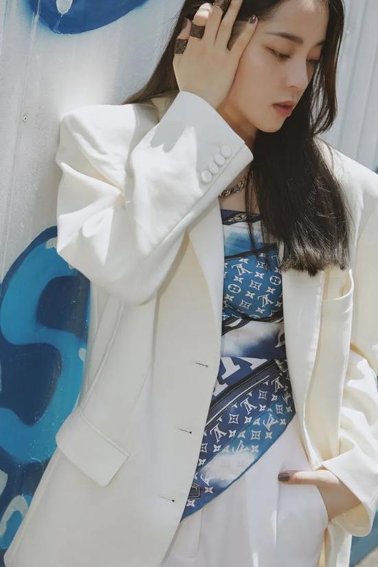 西服:LouisVuitton