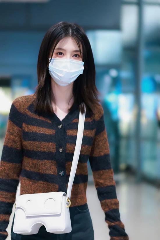 4月22日,乔欣现身上海机场 包:Off-White 鞋:J.W.Anderson