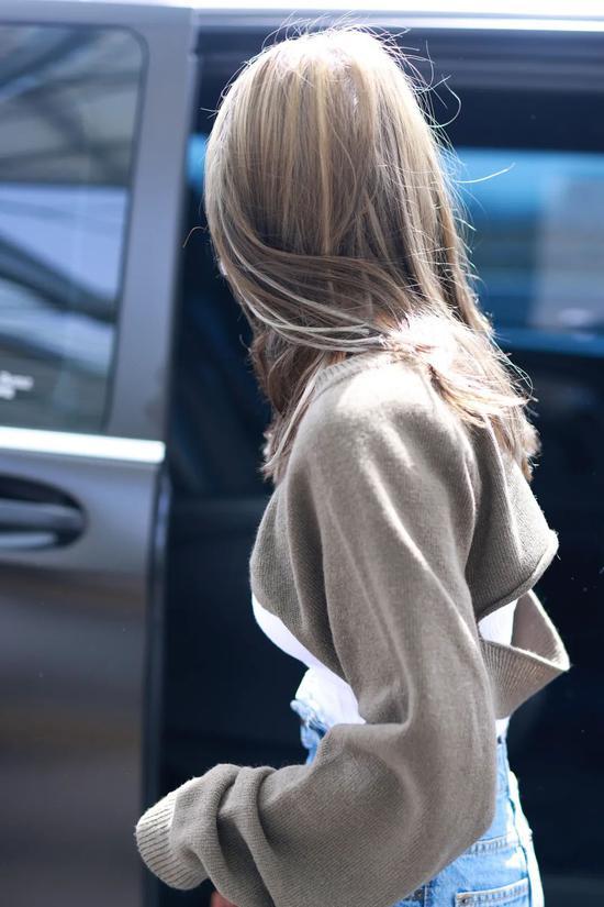 4月17日,程潇现身上海机场 上衣:YUSE 裤子:Maison Margiela 包:Hermes