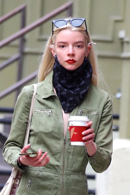 当地时间4月20日,Anya Taylor-Joy在纽约喝咖啡 连身裤:Alexa Chung 鞋:Nasty Gal