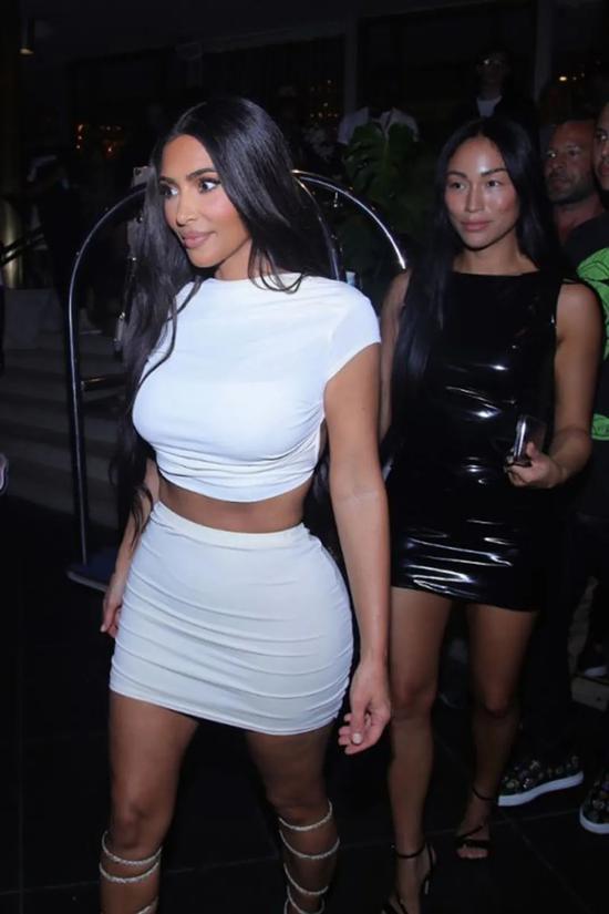 当地时间4月19日,Kim Kardashian和朋友在迈阿密开派对 鞋:Rene Caovilla