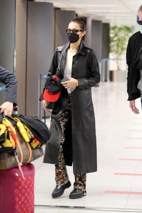 当地时间4月15日,Bella Hadid在纽约出街 外套:Nour Hammer 鞋:Off-White