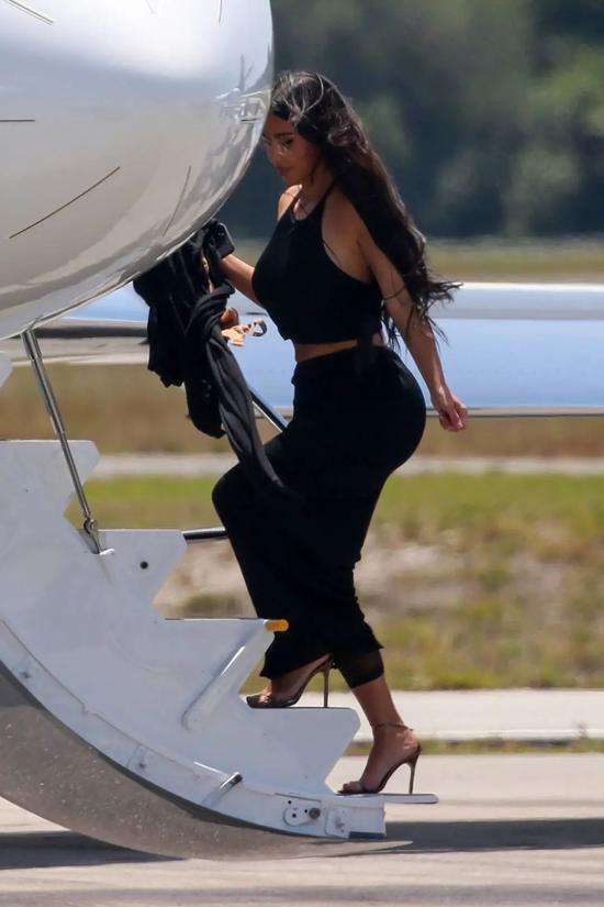 当地时间4月20日,Kim Kardashian被拍到在迈阿密出街 包:Hermes
