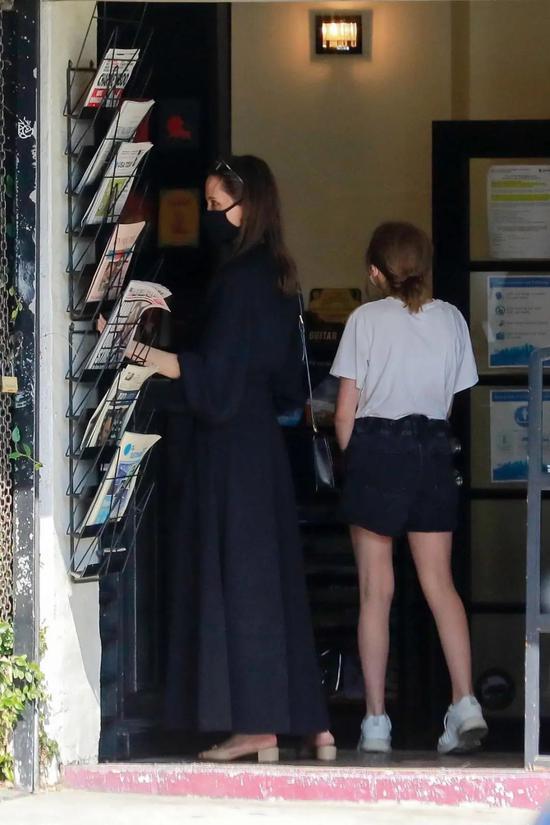 当地时间5月8日,Angelina Jolie和女儿一起购物度过母亲节