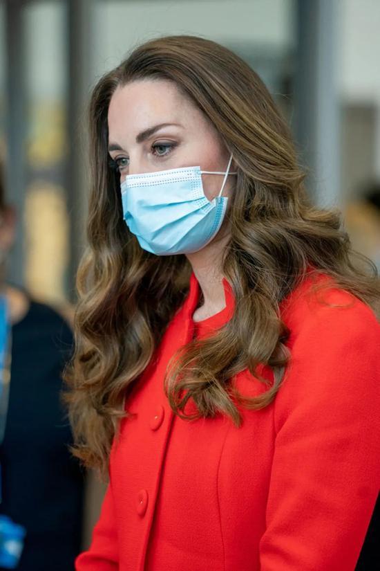 当地时间5月7日,Kate Middleton现身画廊