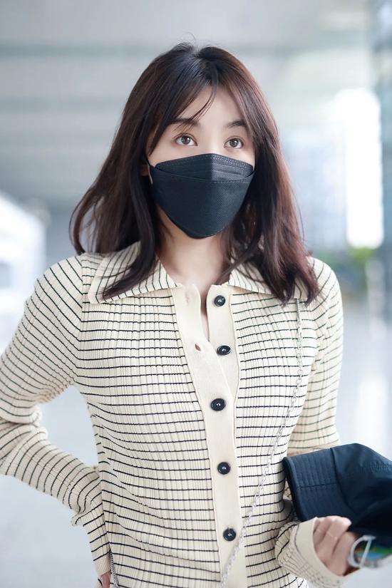 5月8日,李菲儿现身上海机场