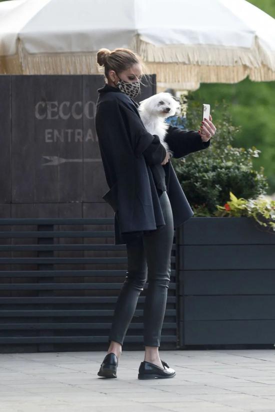 当地时间5月14日,Olivia Palermo在纽约外出 包:Dior