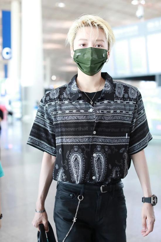 5月21日,刘雨昕现身北京机场 衬衫:Thisisneverthat 包:Longchamp