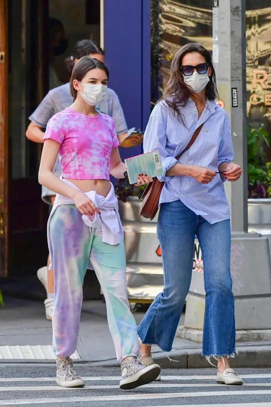 当地时间5月19日,Katie Holmes和女儿Suri Cruise在纽约散步 包:Hunting Season 鞋:Gucci