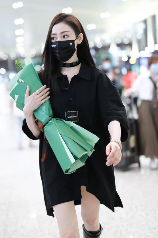 5月13日,张天爱现身上海机场 衬衫裙:We11Done 靴子:Alexander McQueen