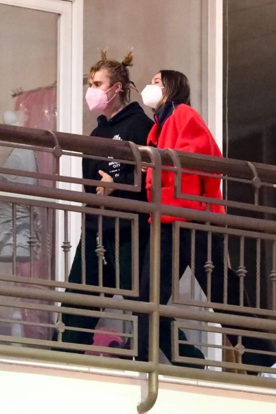 当地时间5月15日,Hailey Bieber和Justin Bieber现身洛杉矶 上衣:Free People 裤子:Acne Studios