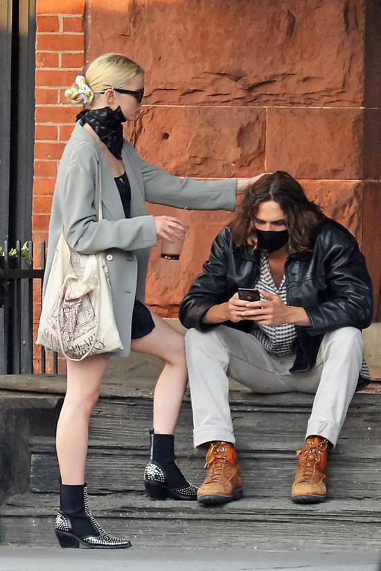 当地时间5月20日,Anya Taylor-Joy和男友Malcolm McRae在纽约出街 外套:Wilfred 靴子:Nasty Gal