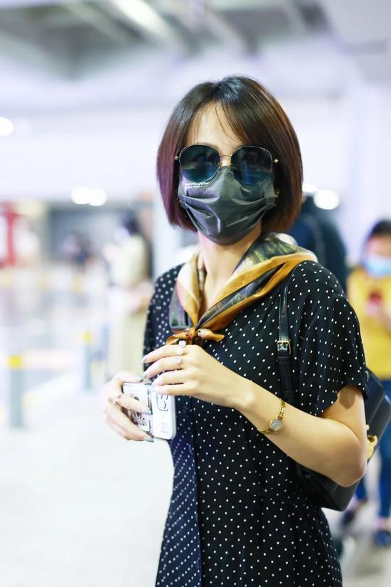 5月17日,张嘉倪现身上海机场 包:Celine
