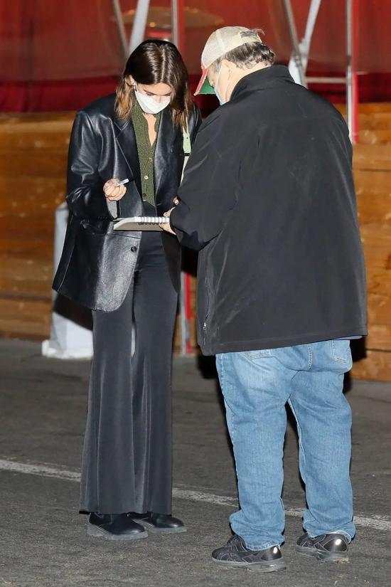 当地时间5月18日,Kaia Gerber现身比佛利山庄 外套&;鞋&;包:Celine