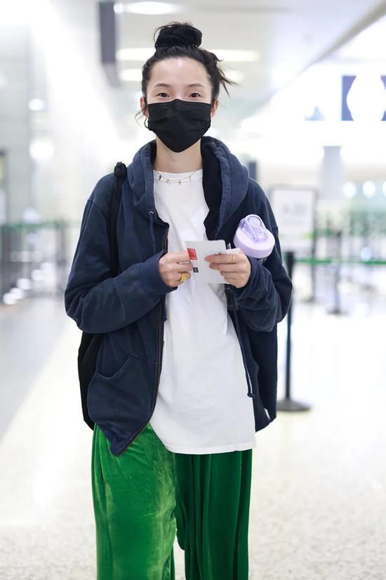 5月16日,雎晓雯现身上海机场 鞋:Prada