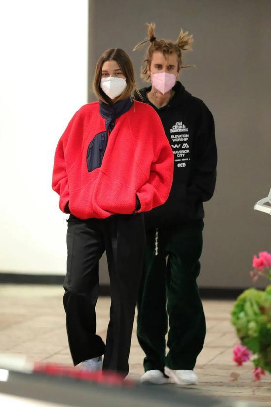 当地时间5月15日,Hailey Biebe和Justin Bieber现身洛杉矶做发型