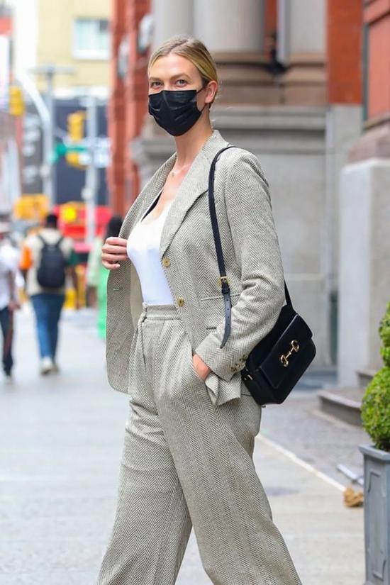 当地时间6月2日,Karlie Kloss现身纽约