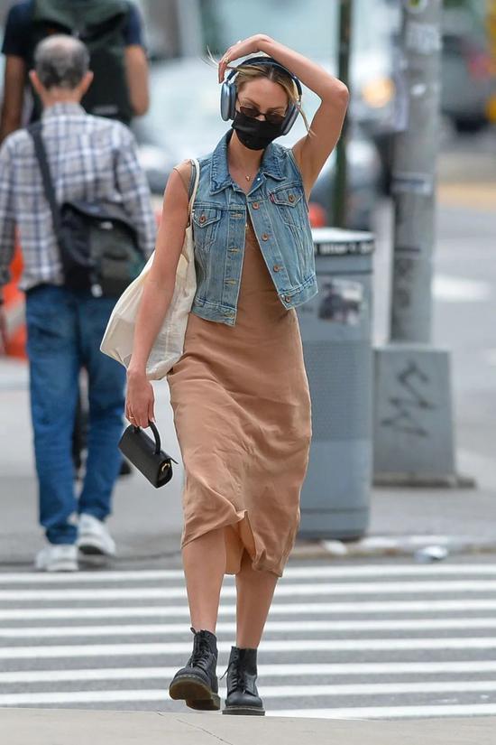 当地时间6月2日,Candice Swanepoel现身纽约