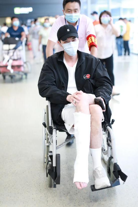 5月31日,徐开骋现身上海机场