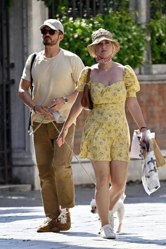 当地时间6月19日,Katy Perry和未婚夫Orlando Bloom在意大利外出