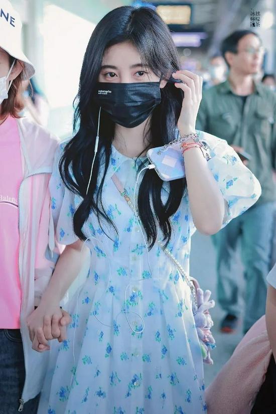 连衣裙:MING MA