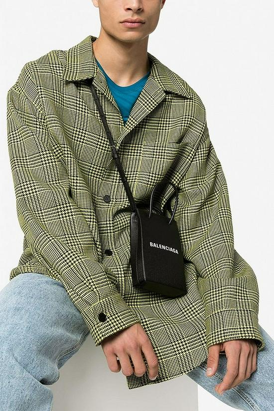 Balenciaga的手机包 图片来源:Hypebeast
