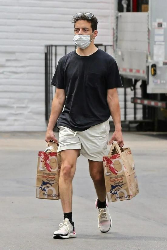 当地时间8月18日,Rami Malek现身LA街头
