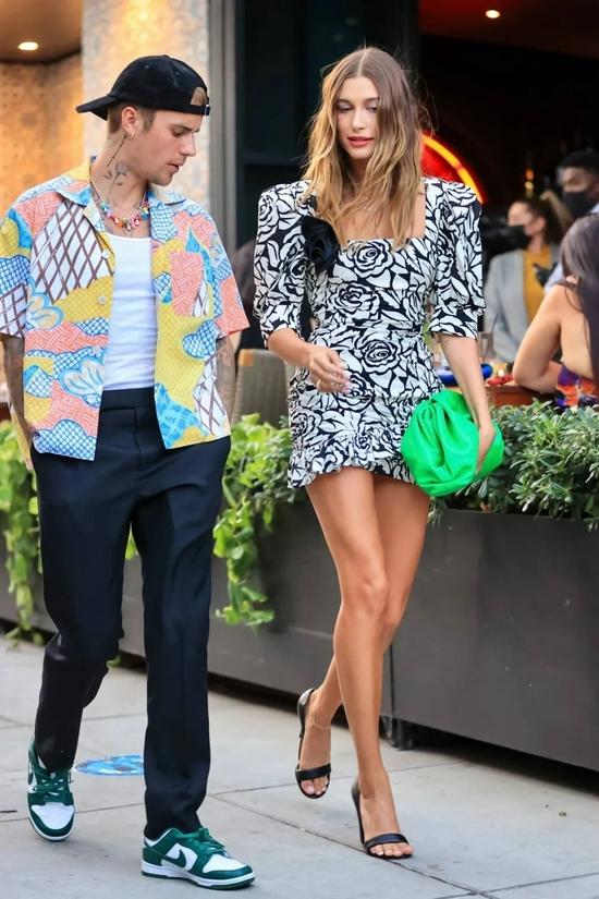 当地时间8月24日,Justin Bieber&Hailey Bieber一同现身比弗利山庄
